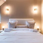 Grand Appartement Design Sous Les Toits, Paris 16E